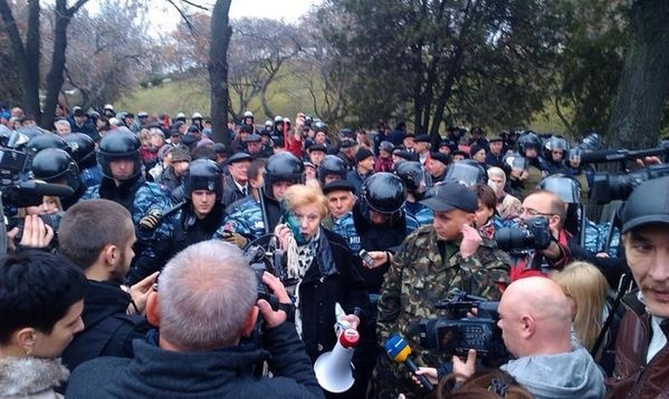 Right Sector hanh hung nhom ung ho Dang Cong san Ukraine o Kharkov-Hinh-9